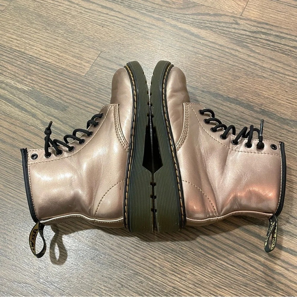 Dr.Martens Kids 1460 Boots vegan lace up boots ROSE GOLD CHROME PAINT METALLIC - Picture 8 of 16